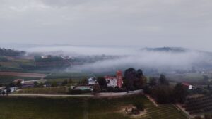 Tåge over vinmarker og landsby i Juras bakkede landskab
